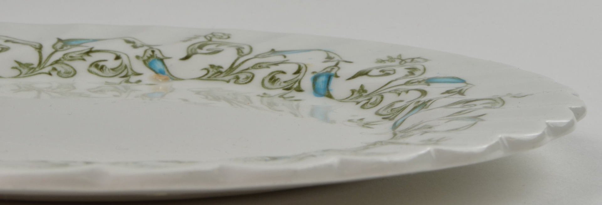 What does Scalloped Edge or Rim mean?