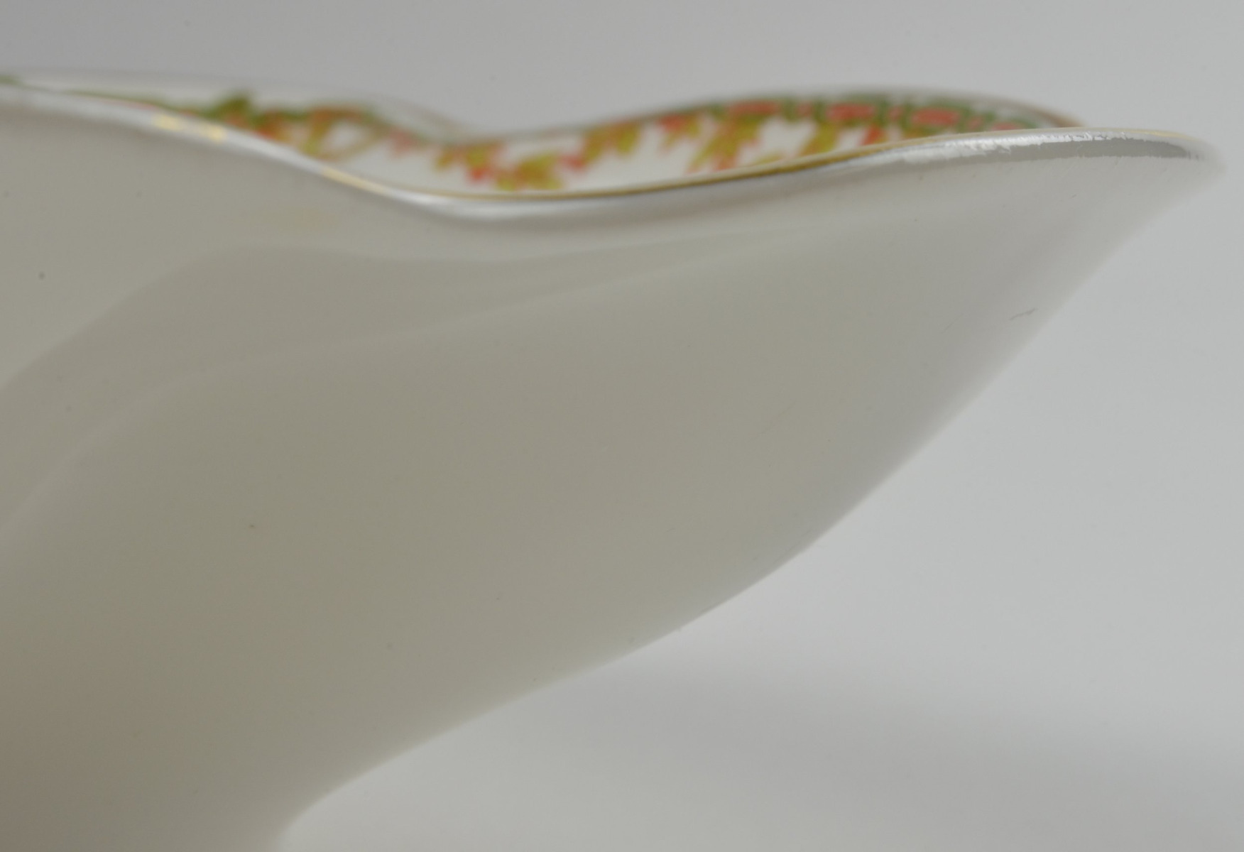 What does Scalloped Edge or Rim mean?
