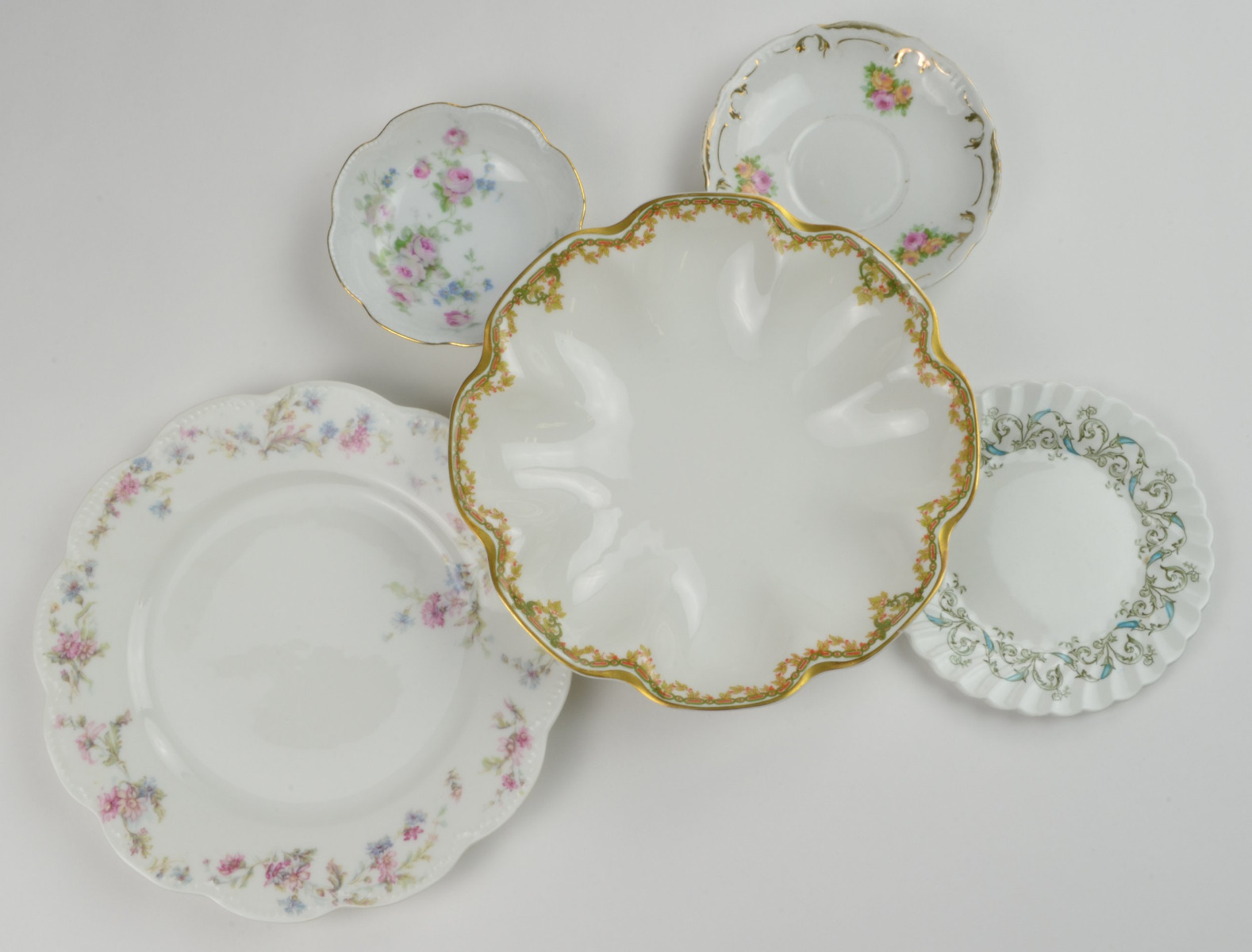 What does Scalloped Edge or Rim mean?